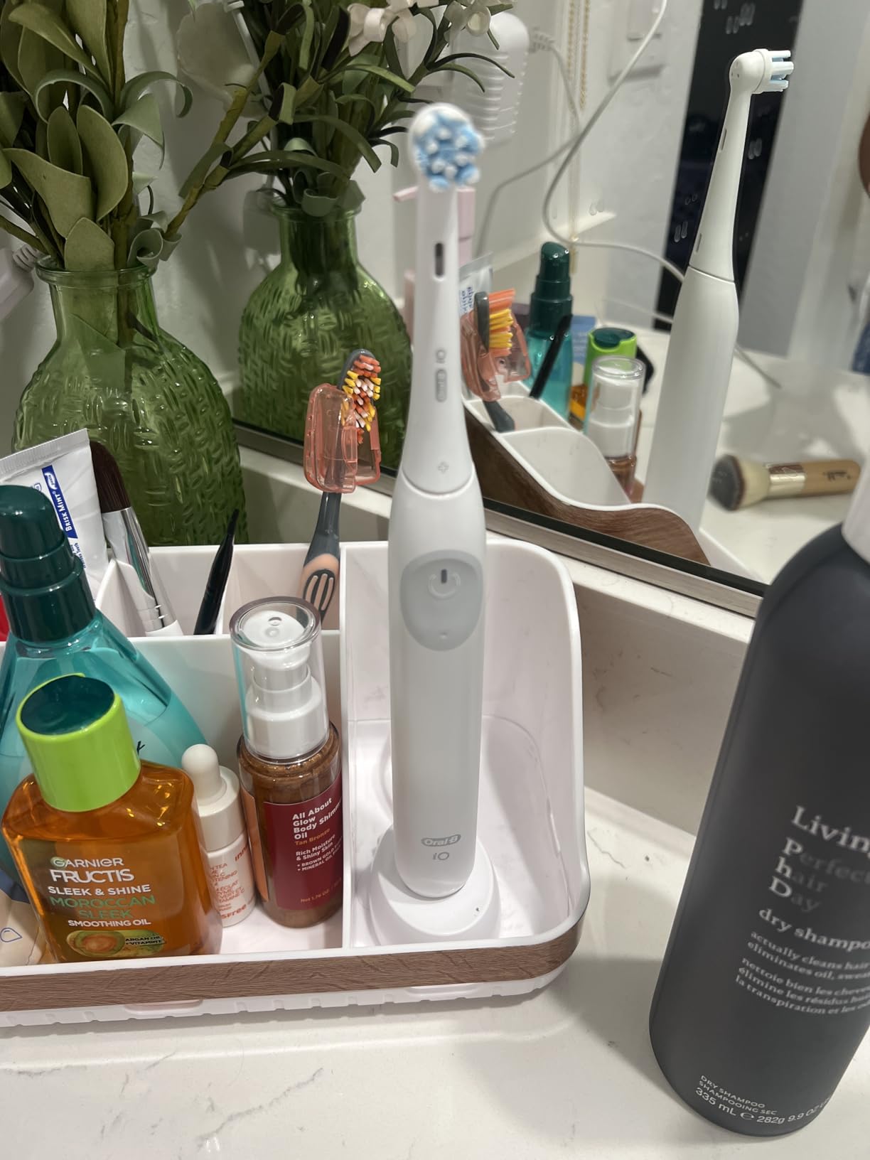 Oral-B iO Simple Clean Rechargeable Electric Powered Toothbrush, Pure White with 1 Gentle Care Brush Head and 1 White Travel Case - Automatic Pressure Sensor to Protect Gums - 3 Modes -2 Min Timer Customer Review Oral-B iO Simple Clean Rechargeable Electric Powered Toothbrush, Pure White with 1 Gentle Care Brush Head and 1 White Travel Case - Automatic Pressure Sensor to Protect Gums - 3 Modes -2 Min Timer - Customer Photo 4