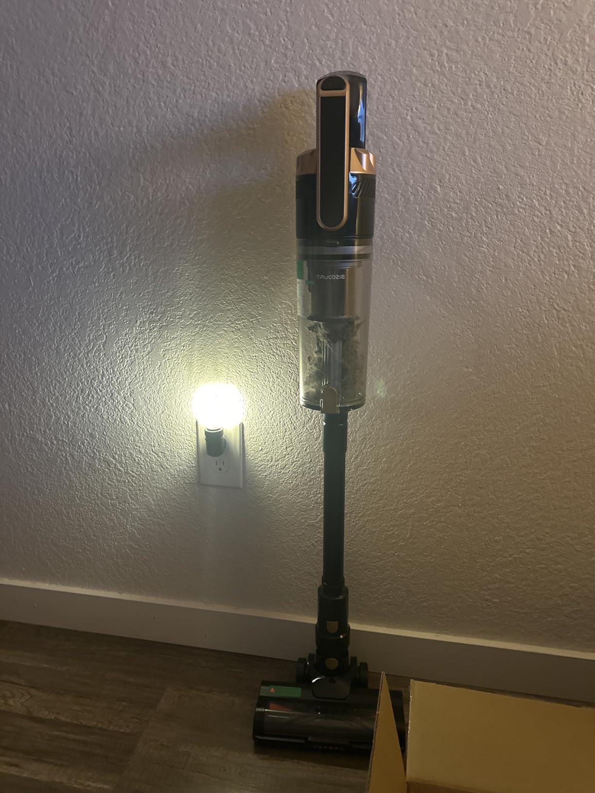 Trucozie Cordless Vacuum Cleaner, Self-Standing Lightweight Stick Vacuum with 50 mins Runtime, Powerful Suction, Anti-Tangle Wireless Vacuum for Home, Hardwood Floor, Carpet, Pet Hair, Black - Customer Photo 2