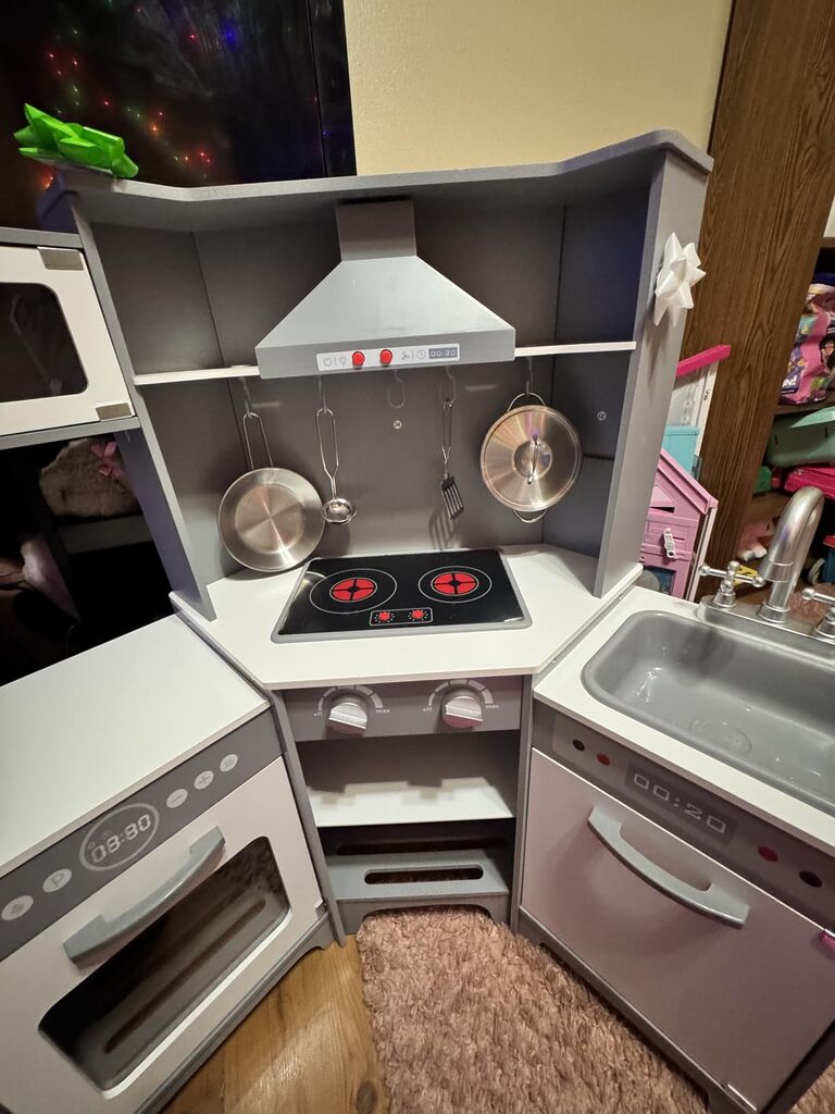 Amazon Basics Kids Corner Interactive Wooden Play Kitchen Set, Stove, Oven, Sink, Fridge and Accessories for Toddlers, Preschoolers, Children Age 3+ Years, Espresso/Gray customer photo 2