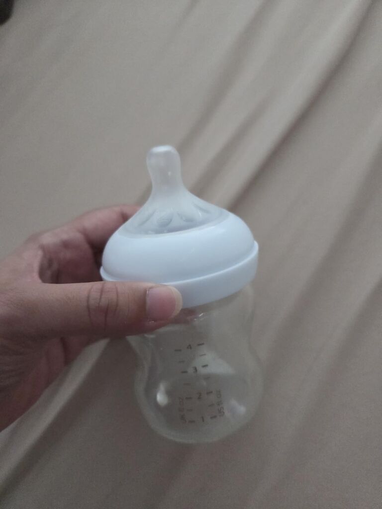 Philips Avent Natural Glass Baby Bottles, Slow Flow, 4 oz, BPA-Free, 4-Pack | Borosilicate Glass, Baby-Controlled Flow, No-Drip Design, Reduces Colic and Gas with Anti-Colic Valve, SCY910/04 customer photo 1