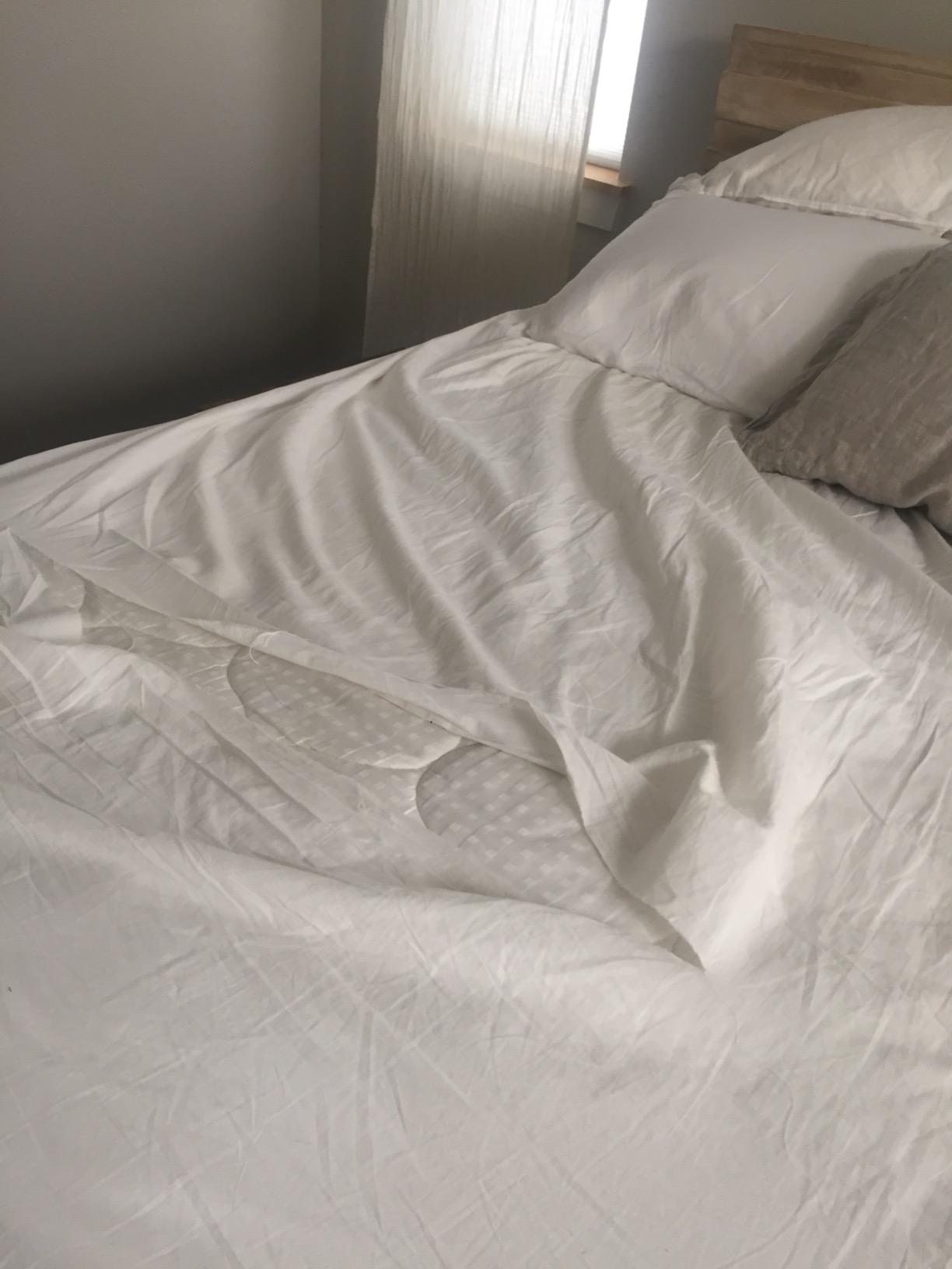 Cozy Earth Luxury Bed Sheet Set, 100% Viscose from Bamboo Fabric | Ultra-Soft and Breathable Bed Sheets with Naturally Temperature-Regulating Fabric, 4-Piece Queen Sheet Set, White customer photo 1
