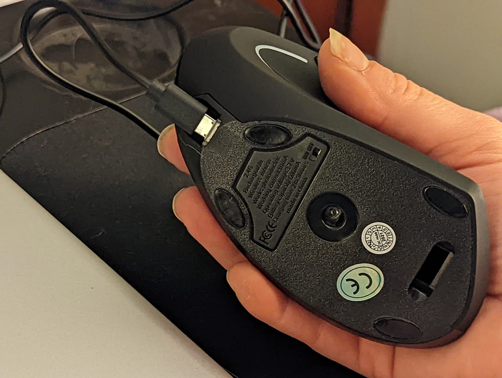 Ergonomic Mouse, LEKVEY Vertical Wireless Mouse - Rechargeable 2.4G Optical Vertical Mice: 3 Adjustable DPI 800/1200/1600 Levels 6 Buttons, for Laptop, Mac, PC, Computer, Desktop, Notebook etc, Black customer photo 2