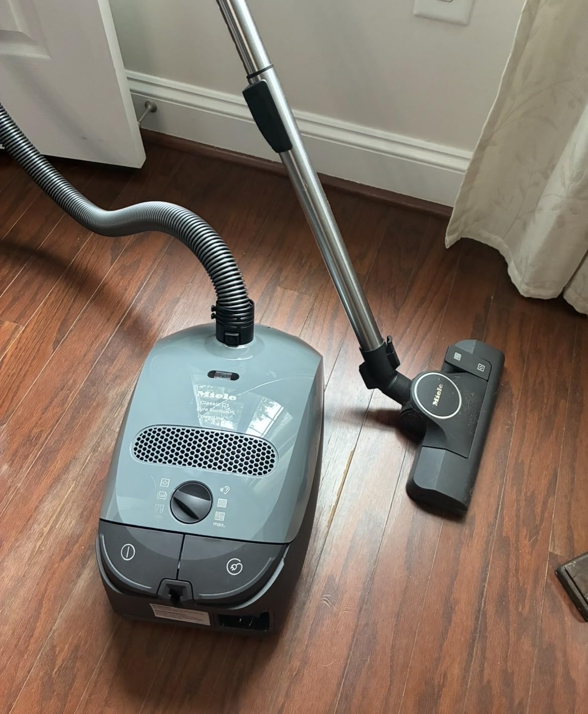 Miele Classic C1 Pure Suction Vacuum for Hard Floors & Low-Pile Carpet customer photo 1