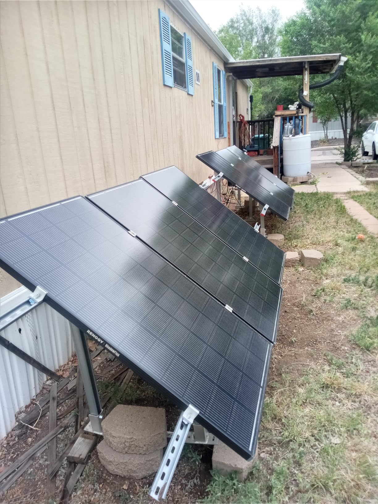 ECO-WORTHY Upgraded Solar Ground Mount Adjustable Multi-Pieces Solar Panel Mounting Brackets Kit System for 4pcs 200W/3pcs 300W/2pcs 400W Solar Panels for Ground, Open Space, Cabins and Backyard Sheds customer photo 1