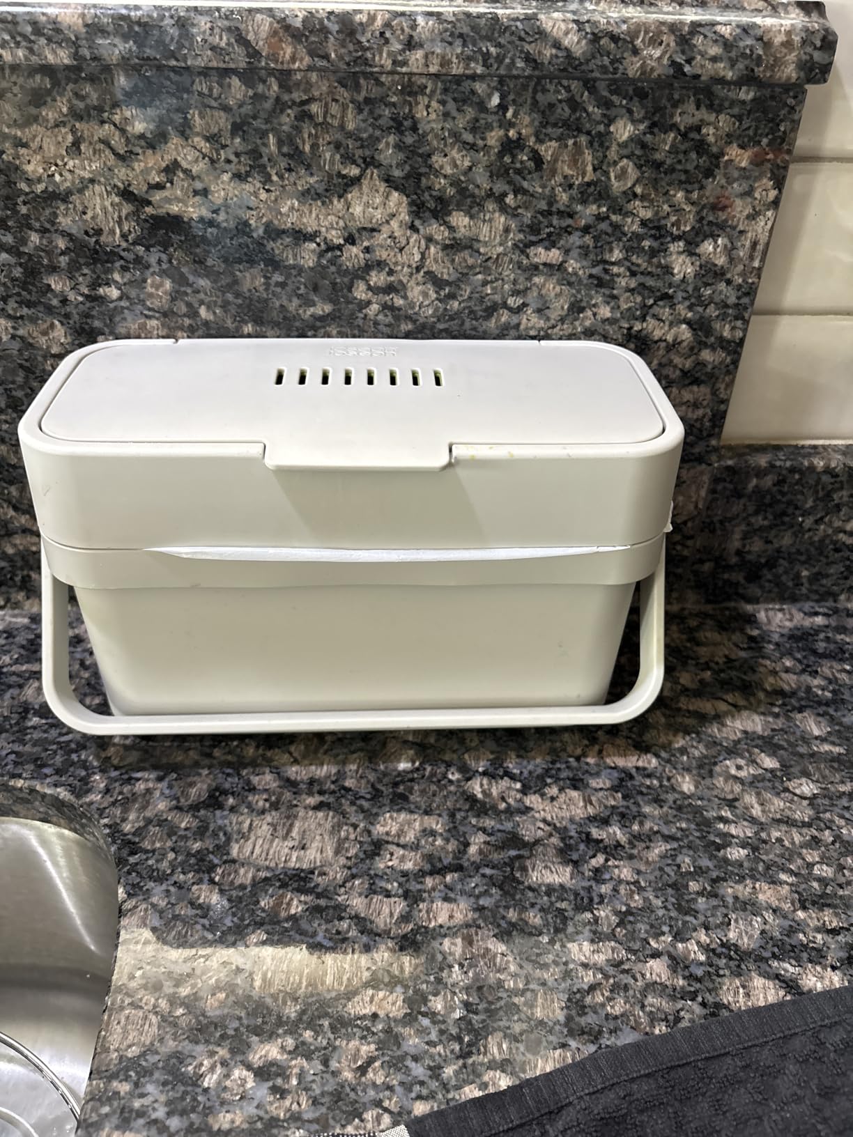 Joseph Joseph Compo Mountable Food Waste Caddy, Easy-Fill with Adjustable Air Vent Compost Bin, 4 Liters/1 Gallon, Graphite customer photo 1