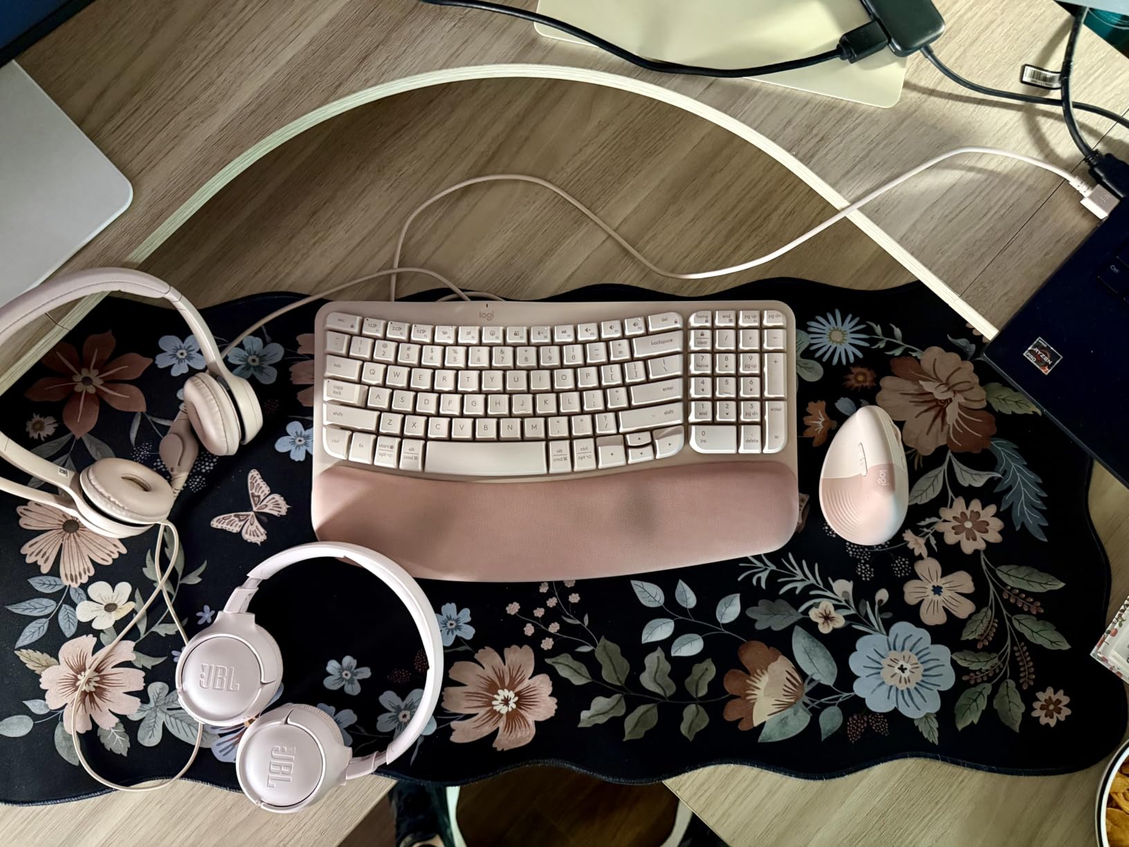 Logitech Lift Vertical Ergonomic Mouse, Wireless, Bluetooth or Logi Bolt USB Receiver, Quiet clicks, 6 Buttons, Compatible with Windows/macOS/iPadOS, Laptop, PC - Graphite customer photo 1
