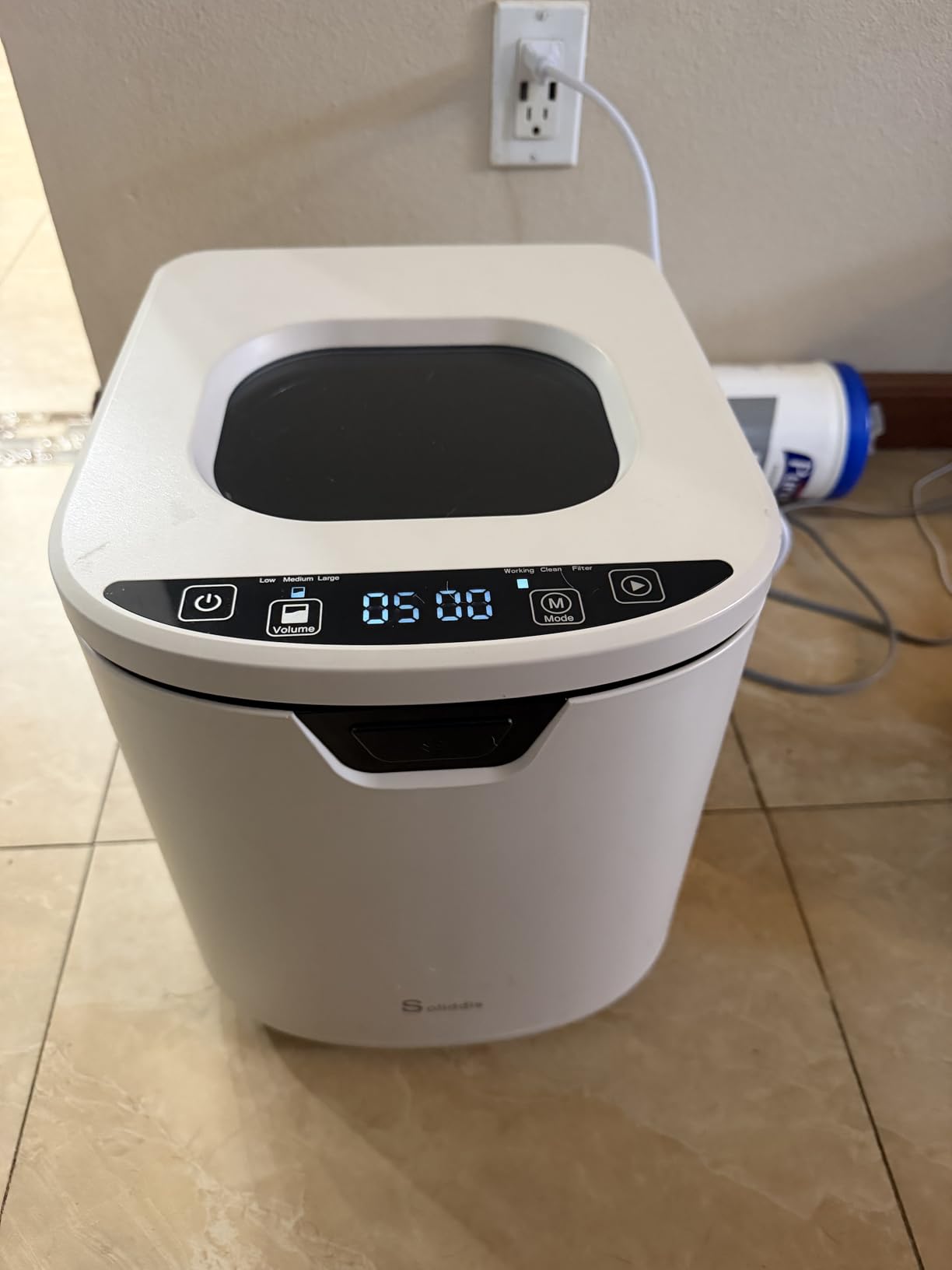 4.2L Electric Composter for Indoor Kitchen, Smart Food Waste Recycler, Turns Garbage to Compost in 4-6 Hours, Odorless Countertop Disposal with 900ML Carbon Filter & Self-Cleaning customer photo 1