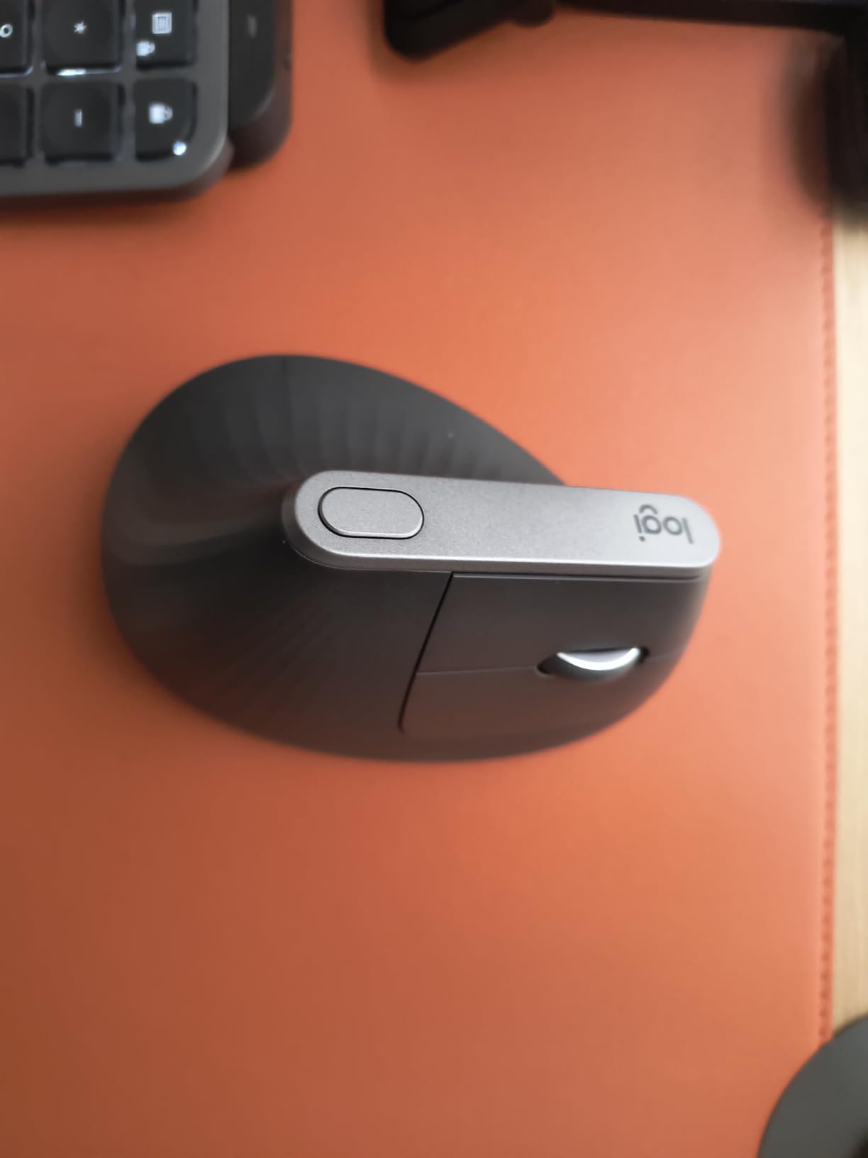 Logitech Mouse MX Vertical, 910-005448 customer photo 1