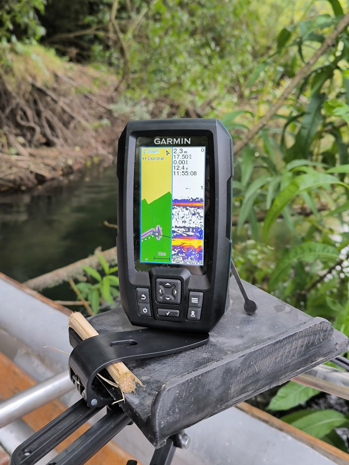 Garmin Striker Vivid 4cv Fishfinder with Transducer - 4-inch LCD Display - Easy-to-Use Scanning Sonar - Color Palettes (010-02550-00) customer photo 2