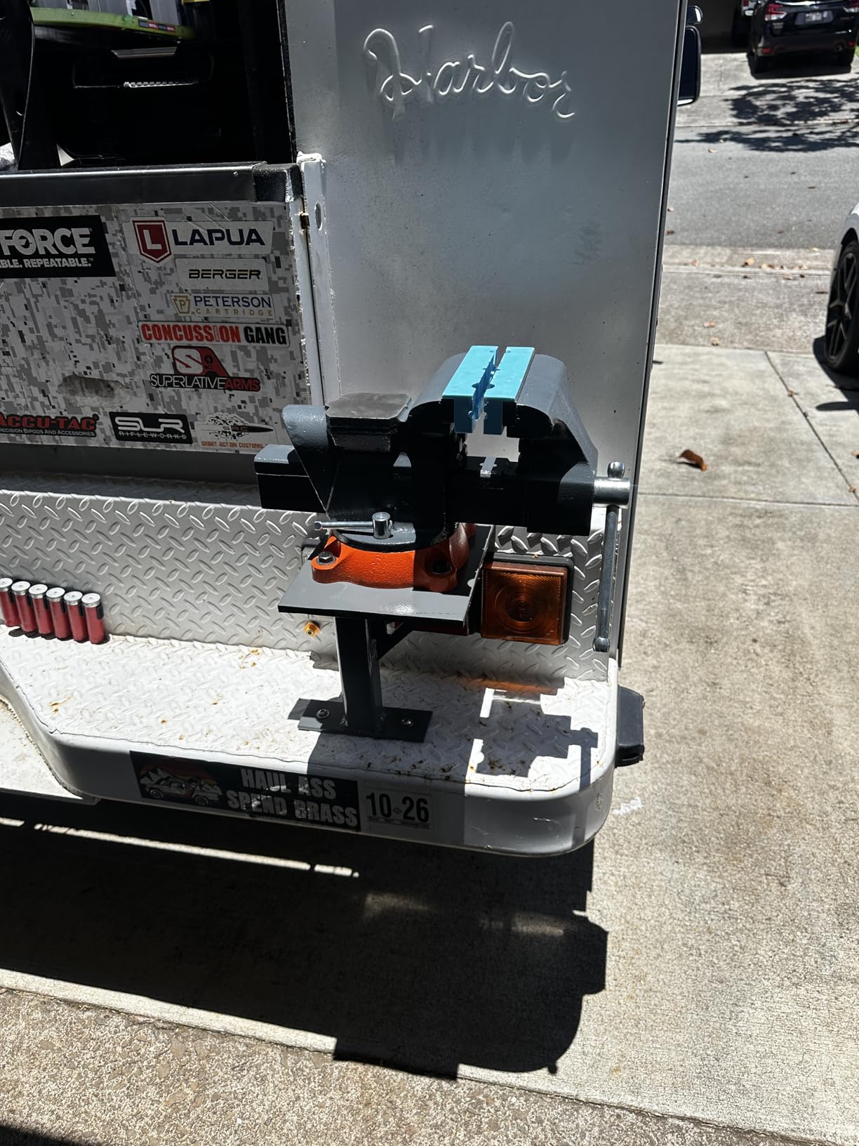 VEVOR Bench Vise, 6-inch Jaw Width 5.9-inch Jaw Opening, 360-Degree Swivel Locking Base Multipurpose Vise w/Anvil, Heavy Duty Ductile Iron Workbench Vise customer photo 1